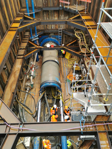 Abbildung 5 Blick In Die Baugrube Der Haupt Rohrvortriebsmaschine Inkl. Eines Unverpressten Rohrabschnittes